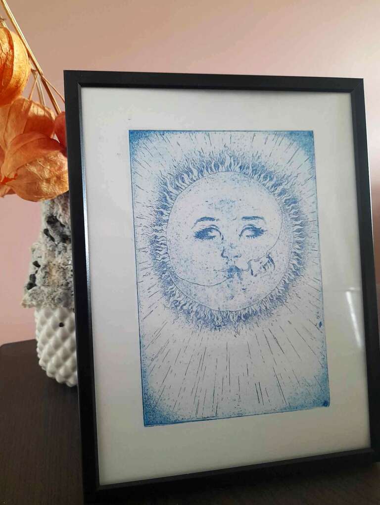 "Le Soleil a rendez-vous avec la Lune (bleu)", gravure taille-douce, 15x20cm, série limitée à 42 exemplaires. 30 euros.